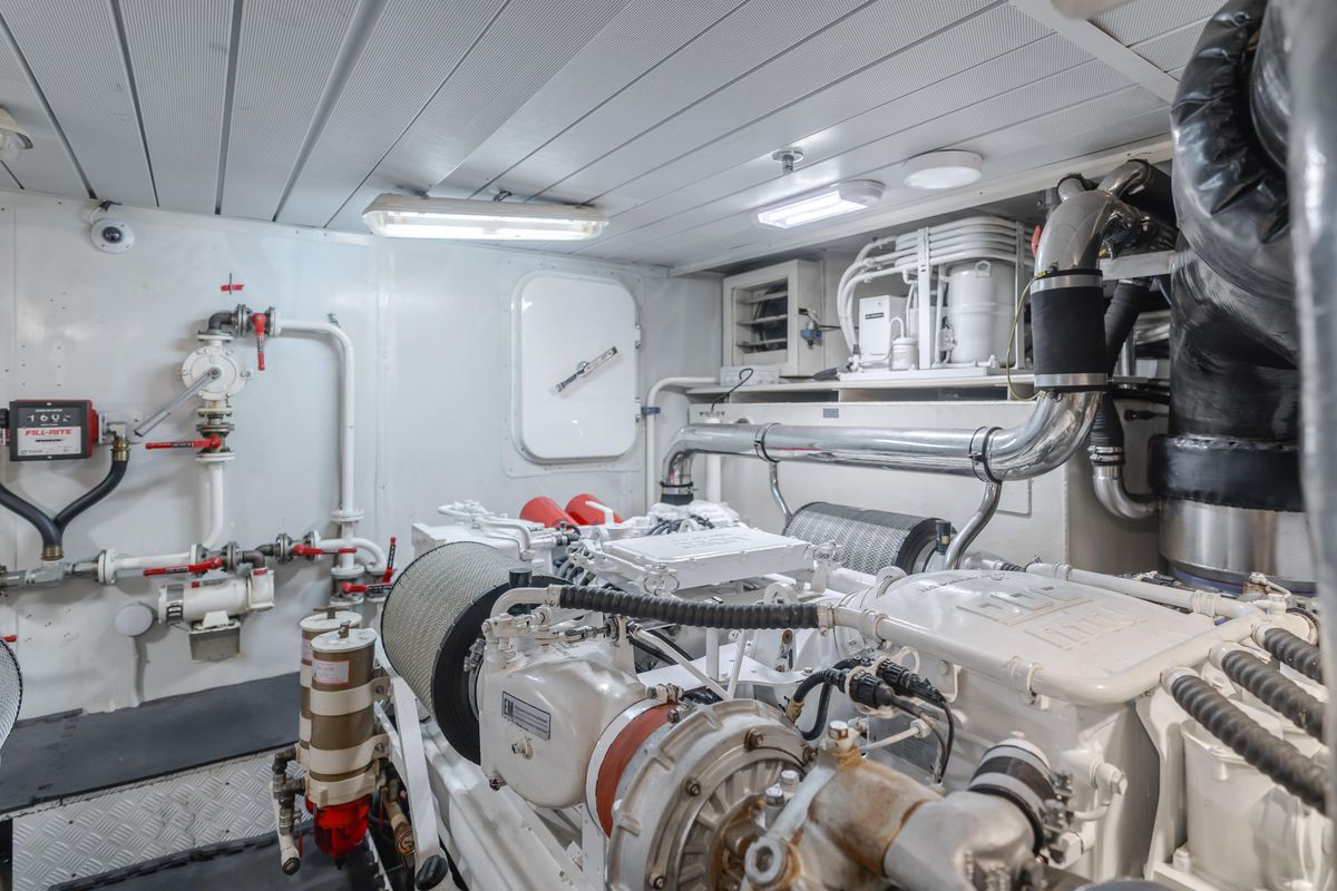 2005 Azimut 85 