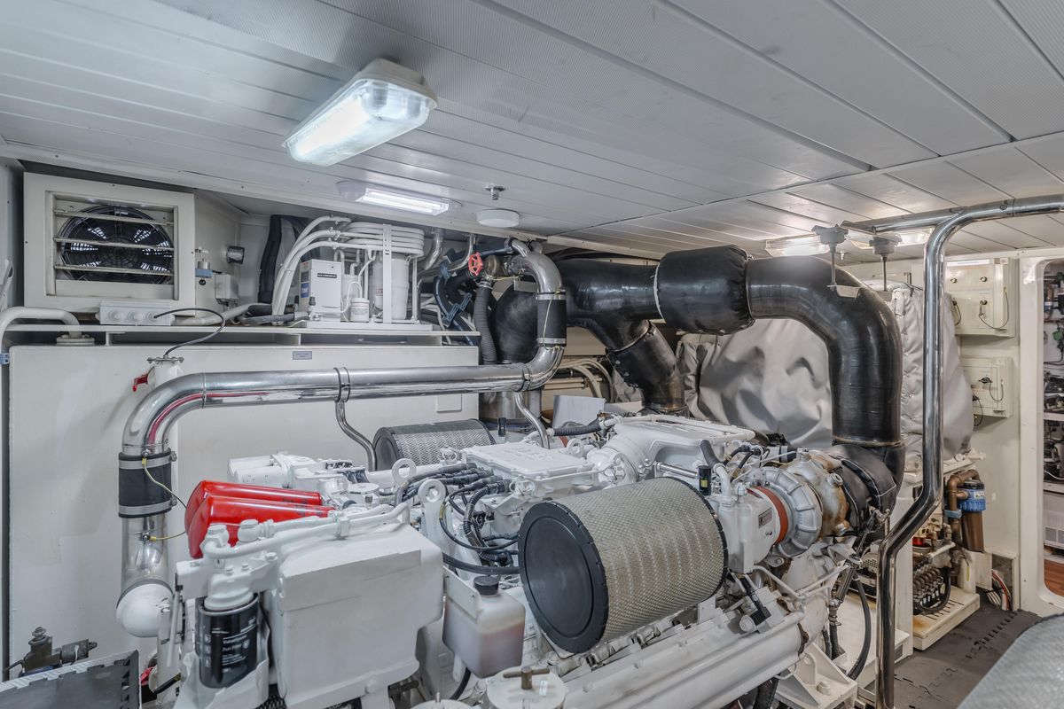 2005 Azimut 85 