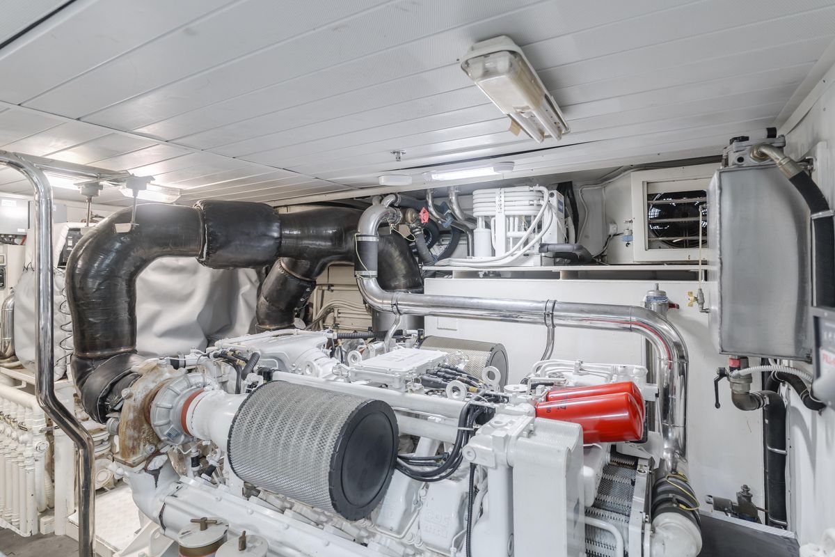 2005 Azimut 85 