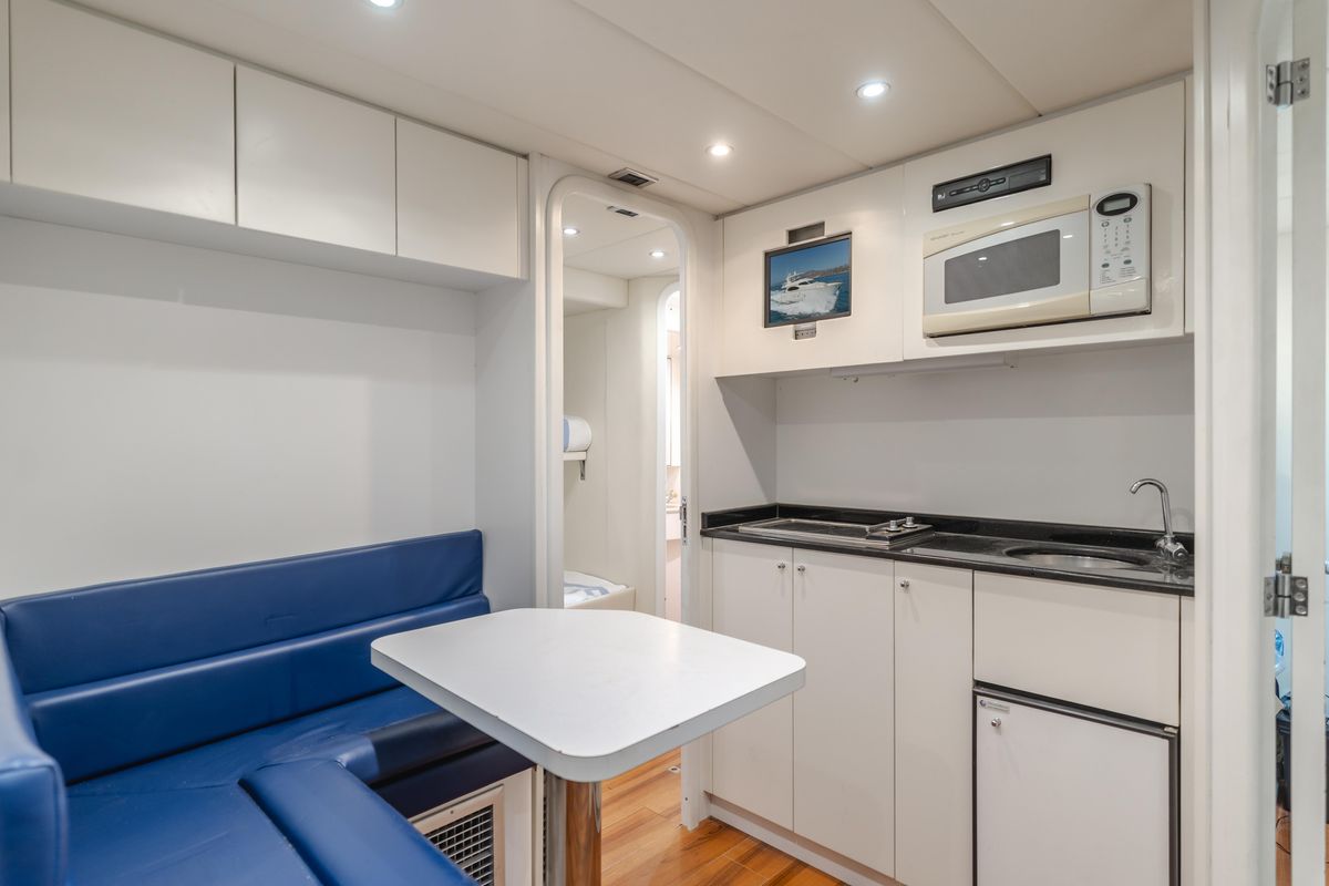 2005 Azimut 85 