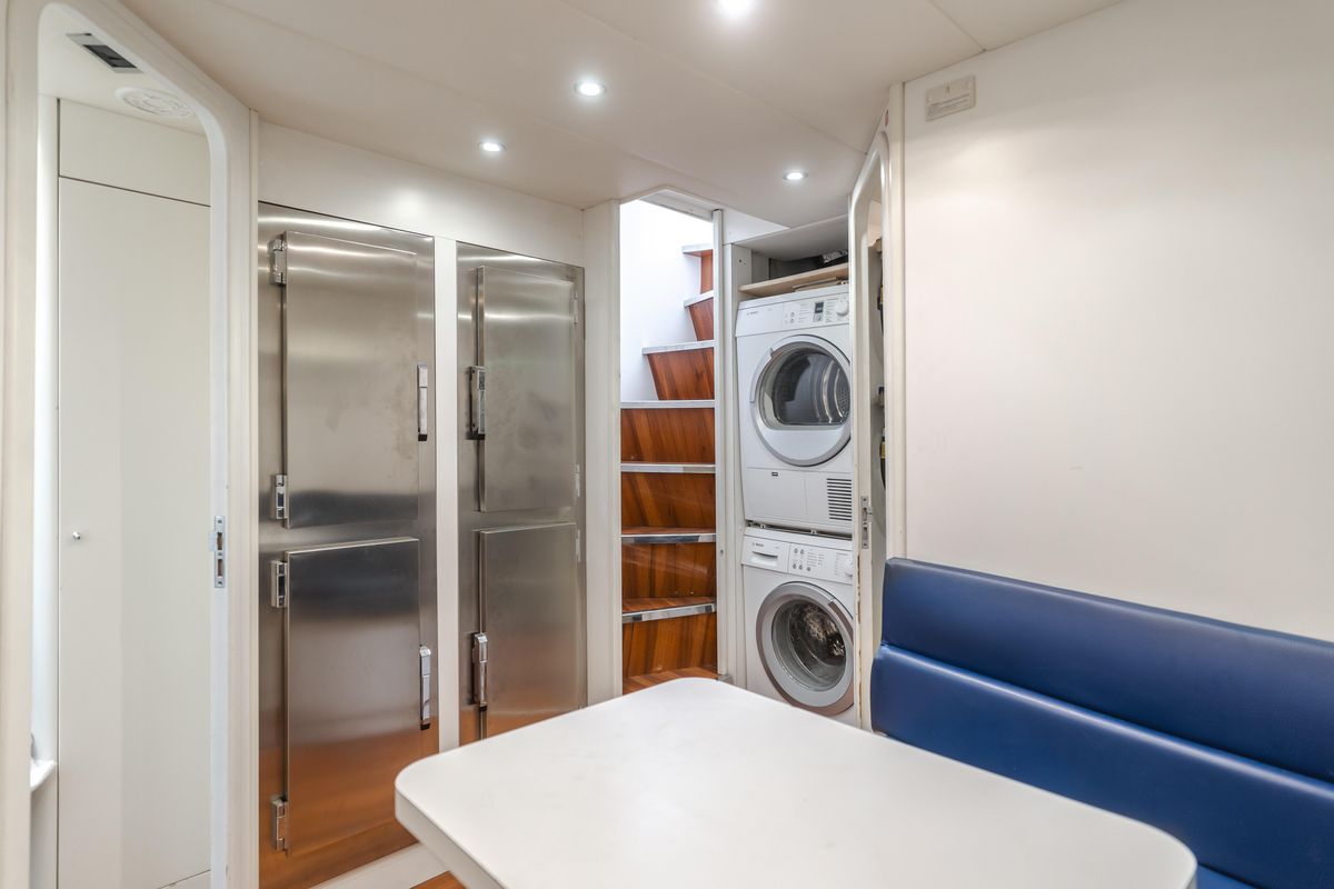 2005 Azimut 85 