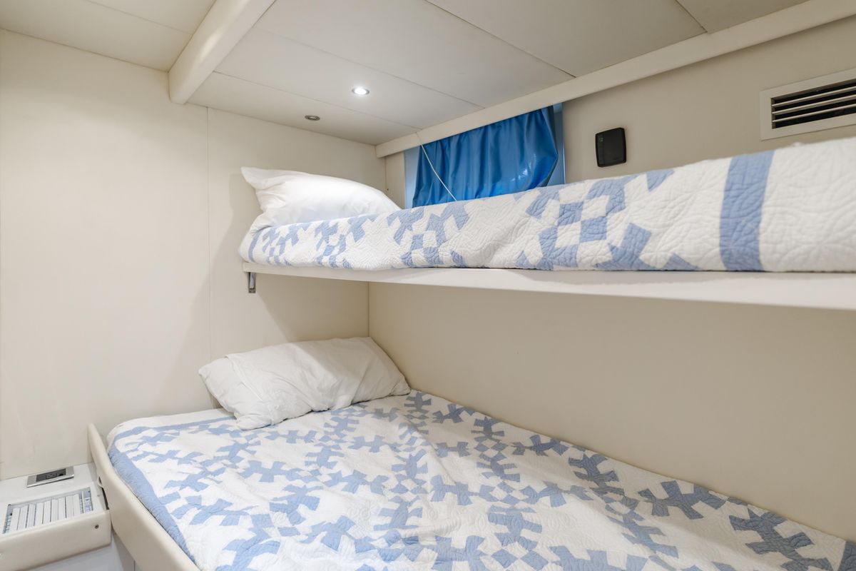 2005 Azimut 85 