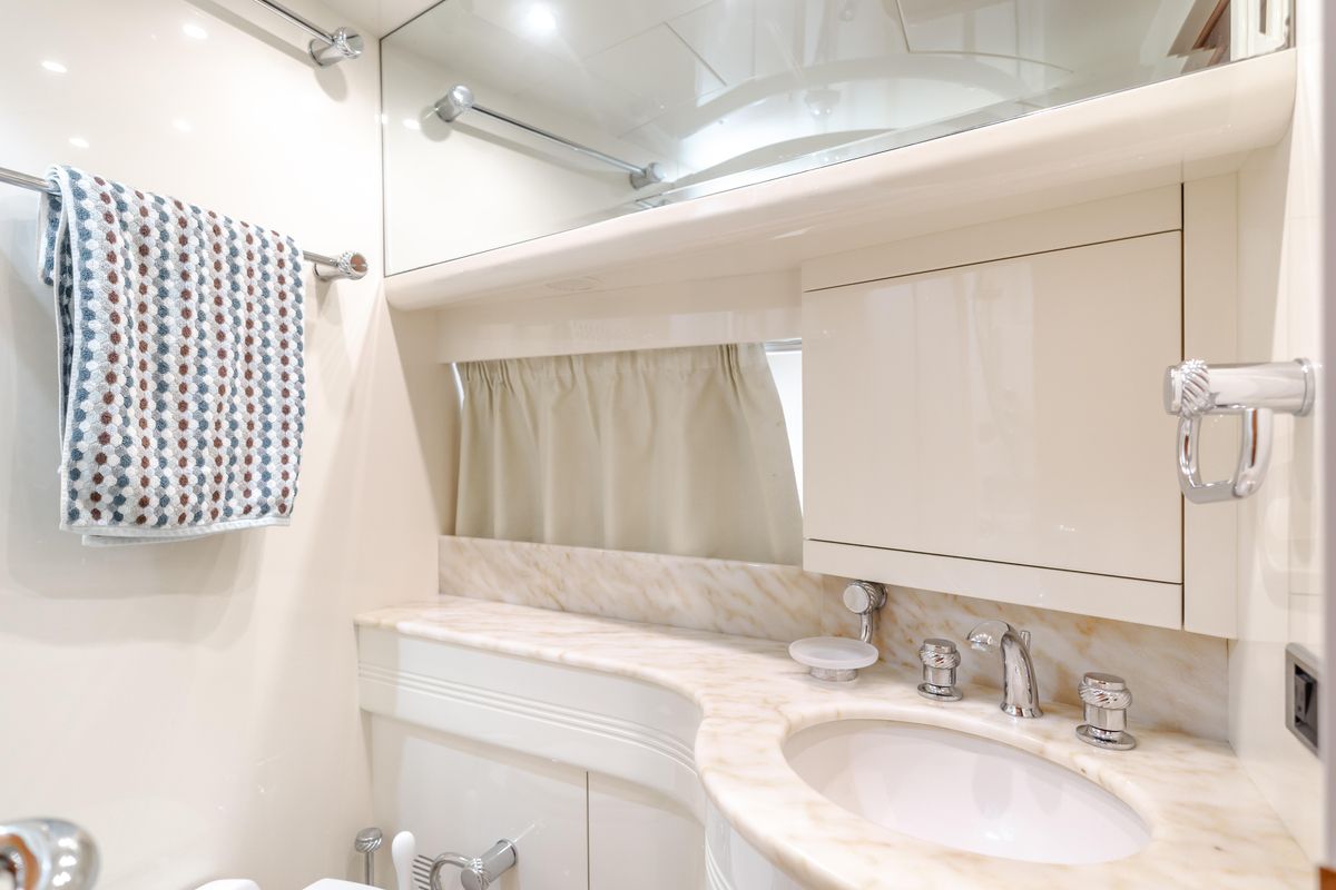 2005 Azimut 85 