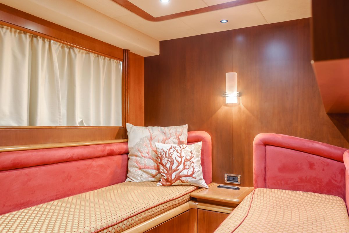 2005 Azimut 85 