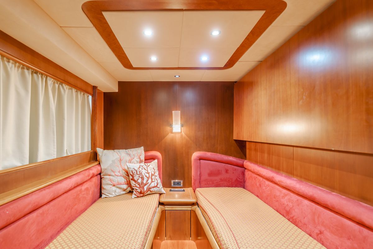 2005 Azimut 85 