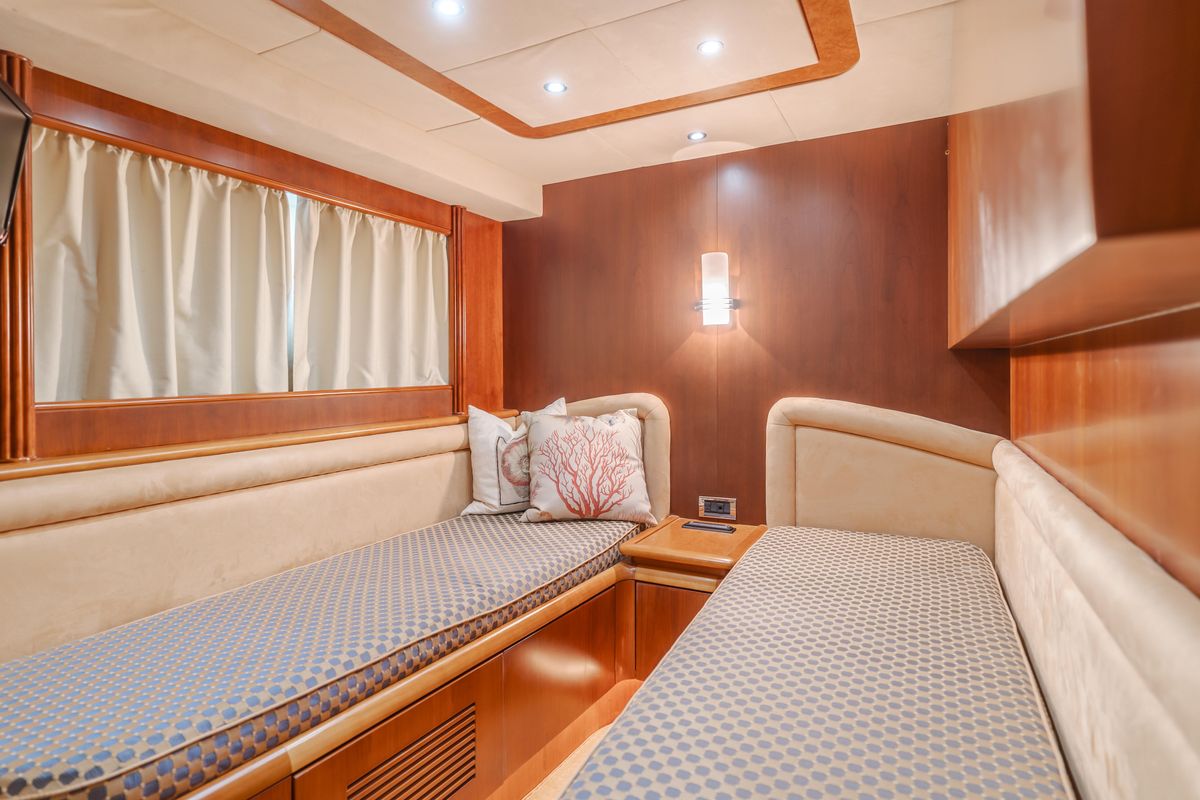 2005 Azimut 85 