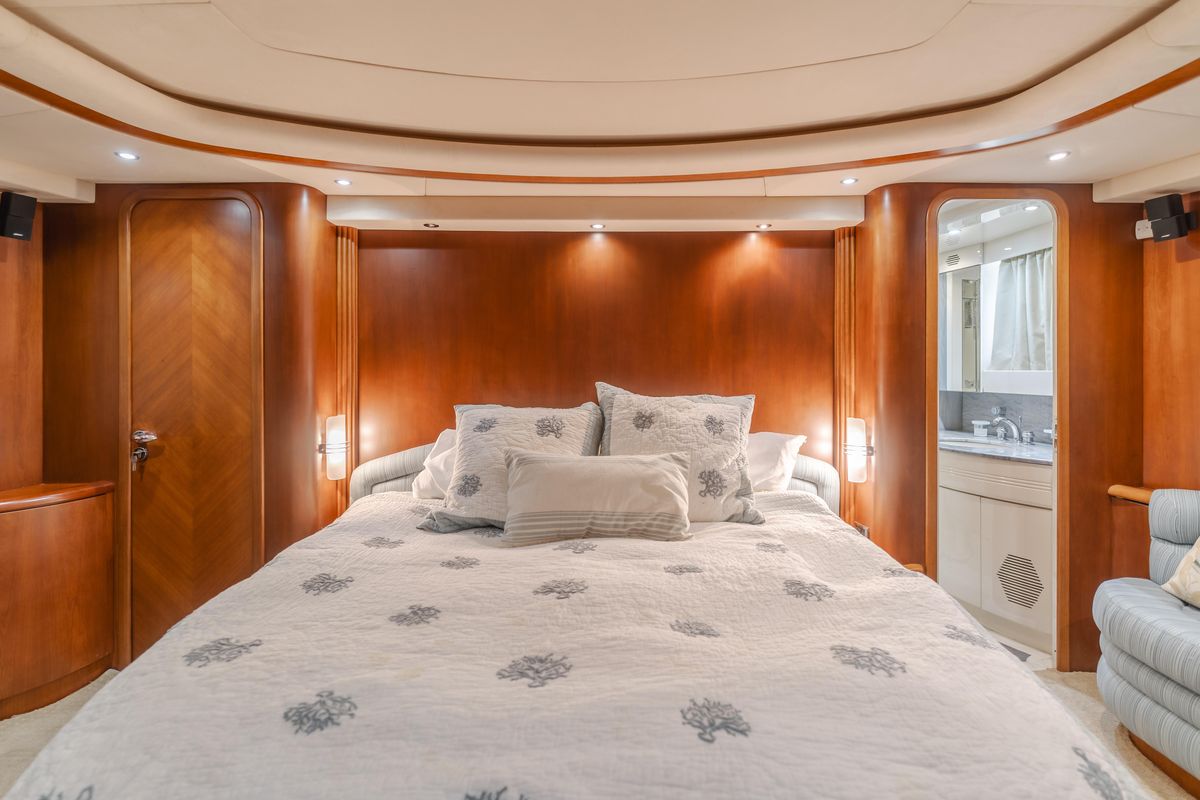 2005 Azimut 85 