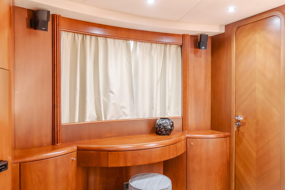 2005 Azimut 85 