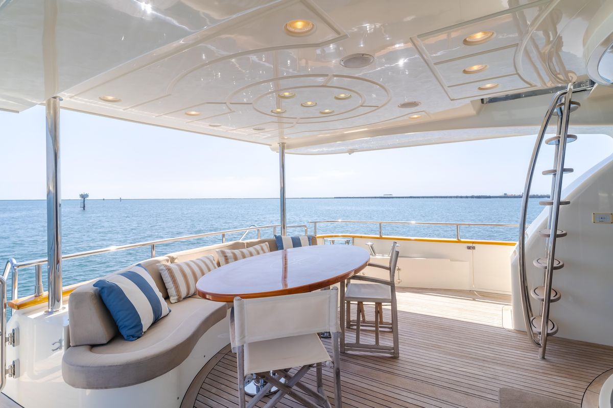 2005 Azimut 85 