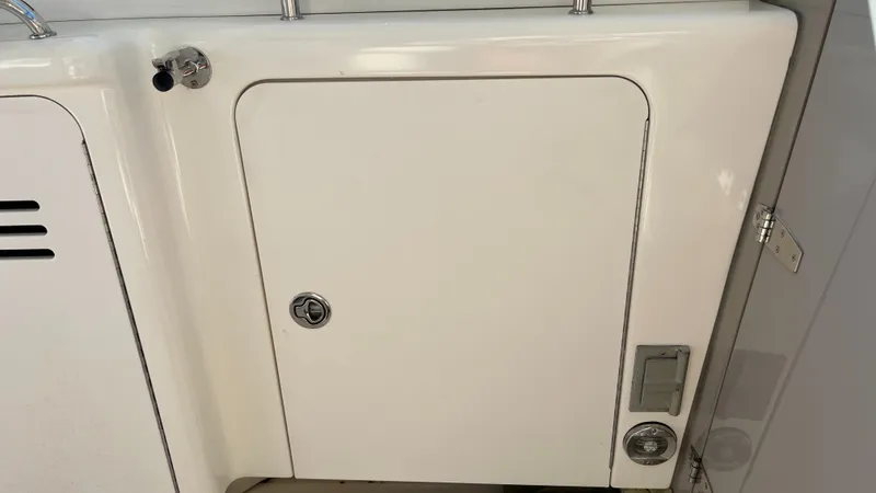 Lowest Price In Usa ! Yacht Photos Pics 2008 Sea Ray 380 Sundancer boat compartment with latch and control panel.