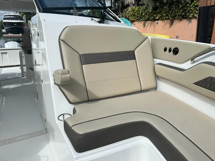  Yacht Photos Pics 2020 Pursuit DC 365 Dual Console boat interior with beige seating and cup holder.