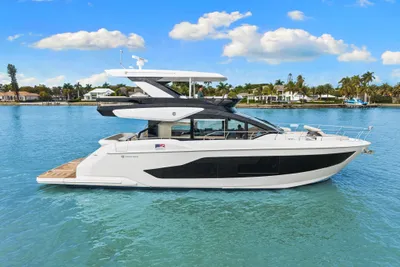 Cruisers Yachts 57 Fly