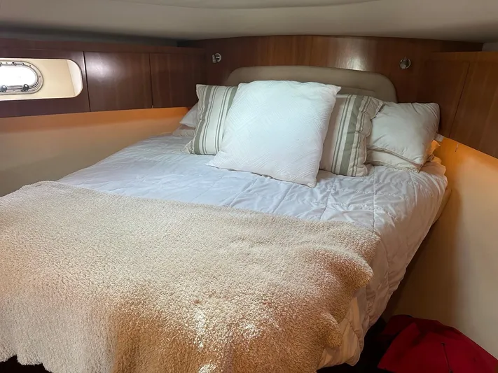 " Sarah Jane " Yacht Photos Pics Fwd Stateroom Pedestal Bed