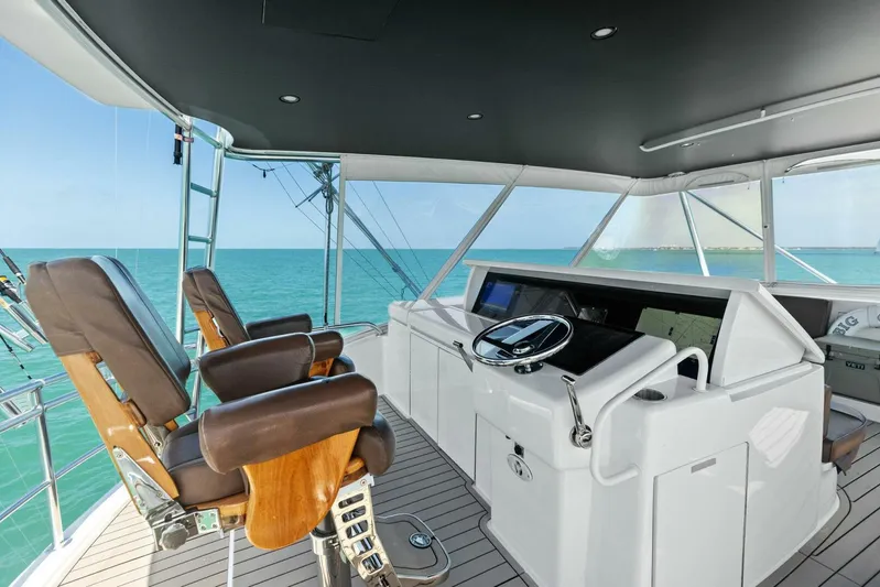 Big Game Yacht Photos Pics Helm of 2006 Hatteras 68 Convertible yacht with ocean view and luxurious seating.