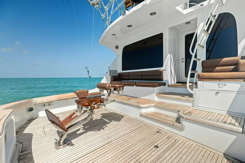 Big Game Yacht Photos Pics Luxury 2006 Hatteras 68 Convertible yacht deck with seating and ocean view.