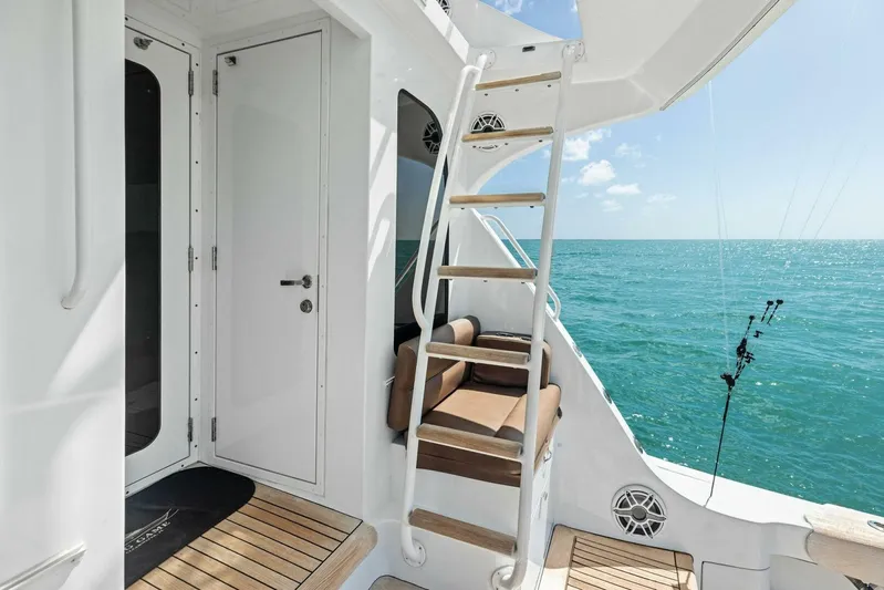 Big Game Yacht Photos Pics 2006 Hatteras 68 Convertible yacht deck with ocean view and ladder.