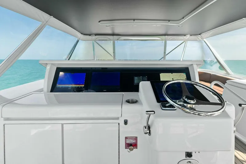 Big Game Yacht Photos Pics Helm of 2006 Hatteras 68 Convertible yacht with ocean view and navigation screens.