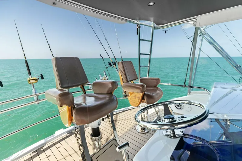 Big Game Yacht Photos Pics 2006 Hatteras 68 Convertible yacht helm with ocean view and fishing rods.