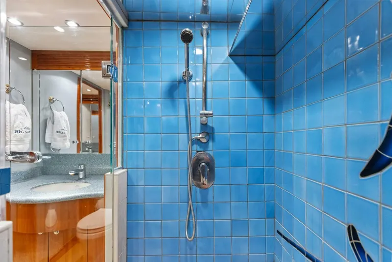 Big Game Yacht Photos Pics 2006 Hatteras 68 CNV Big Game