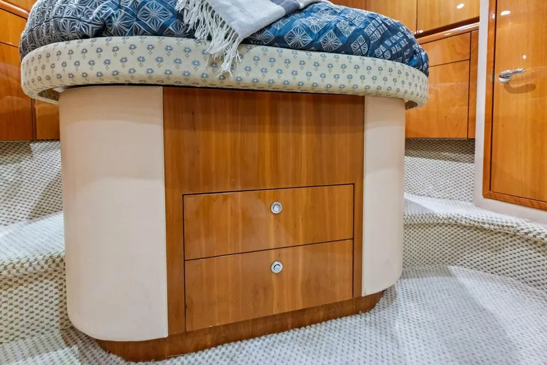 Big Game Yacht Photos Pics 2006 Hatteras 68 CNV Big Game