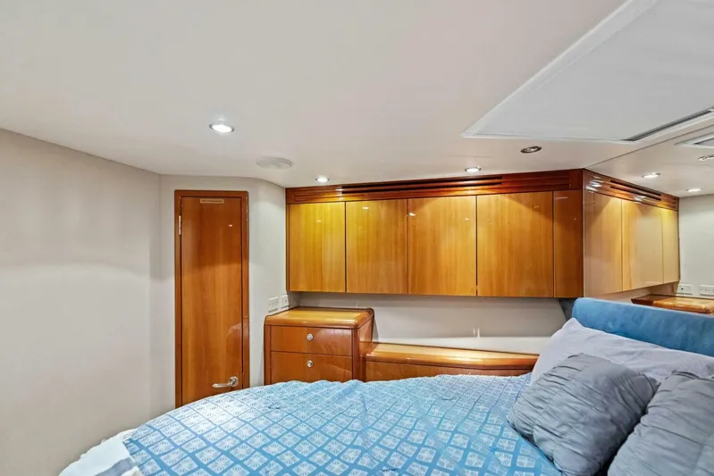 Big Game Yacht Photos Pics 2006 Hatteras 68 CNV Big Game