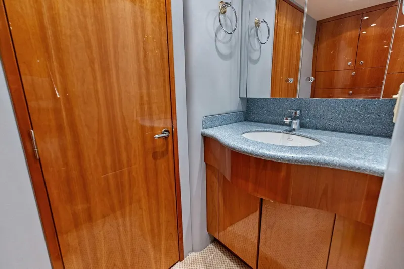 Big Game Yacht Photos Pics 2006 Hatteras 68 CNV Big Game