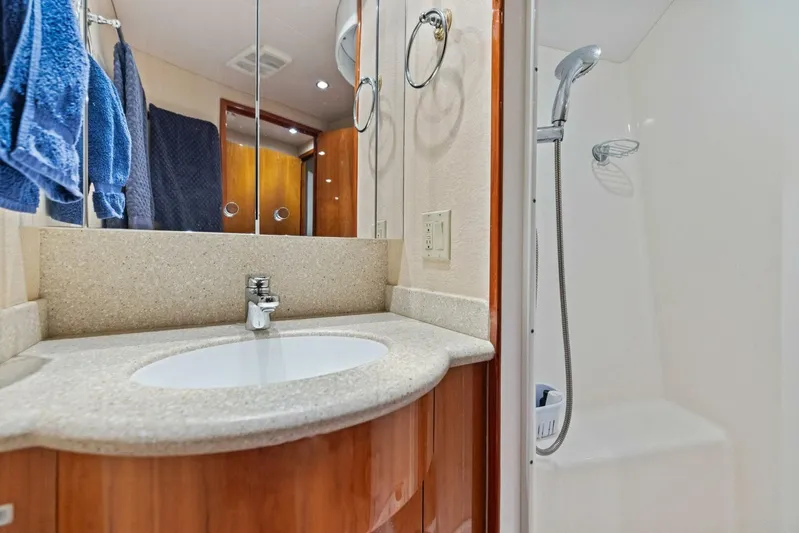 Big Game Yacht Photos Pics 2006 Hatteras 68 CNV Big Game