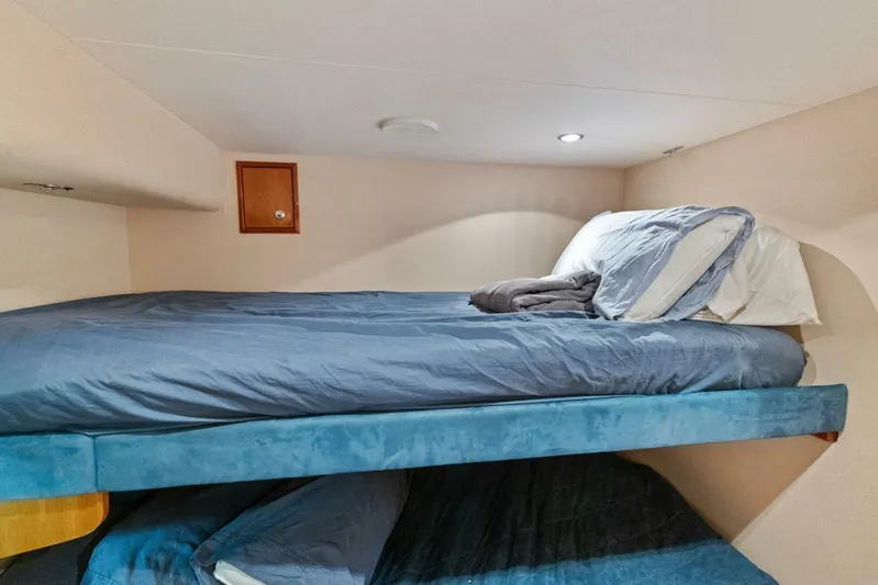 Big Game Yacht Photos Pics 2006 Hatteras 68 CNV Big Game