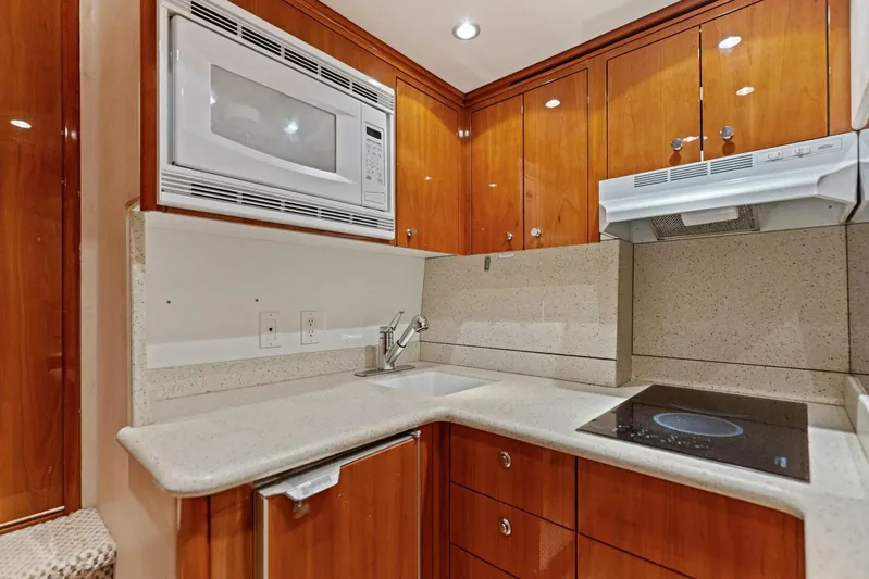 Big Game Yacht Photos Pics 2006 Hatteras 68 CNV Big Game