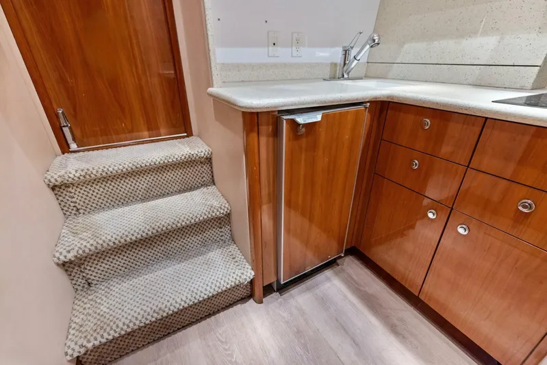 Big Game Yacht Photos Pics 2006 Hatteras 68 CNV Big Game