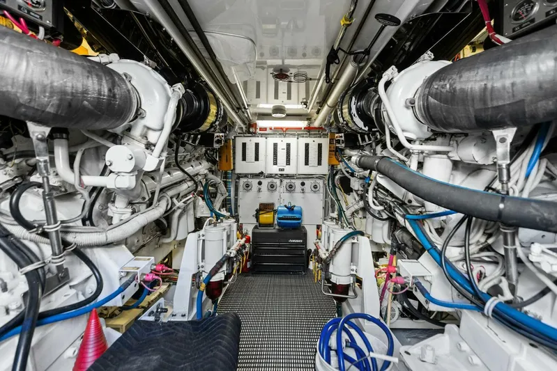 Big Game Yacht Photos Pics 2006 Hatteras 68 CNV Big Game