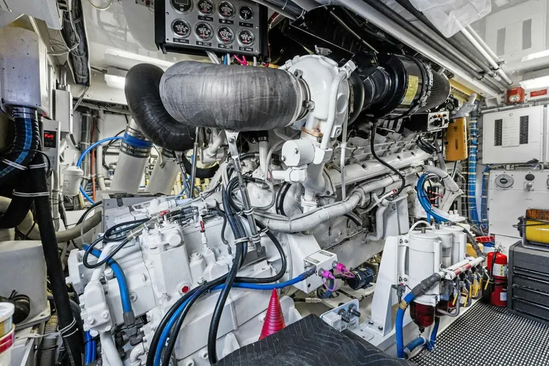 Big Game Yacht Photos Pics 2006 Hatteras 68 CNV Big Game