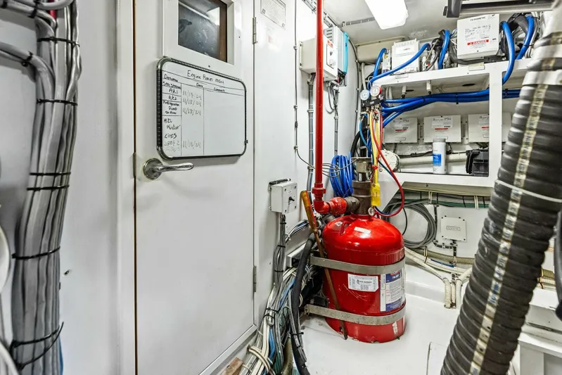 Big Game Yacht Photos Pics 2006 Hatteras 68 CNV Big Game