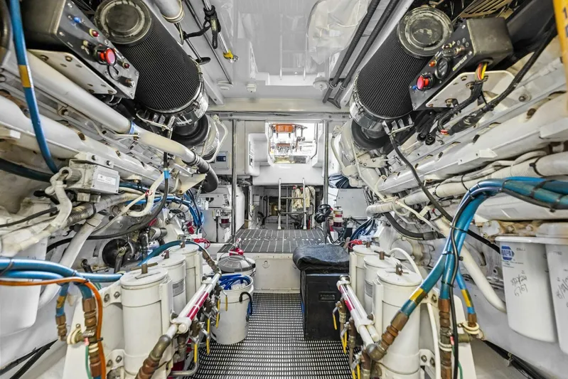 Big Game Yacht Photos Pics 2006 Hatteras 68 CNV Big Game