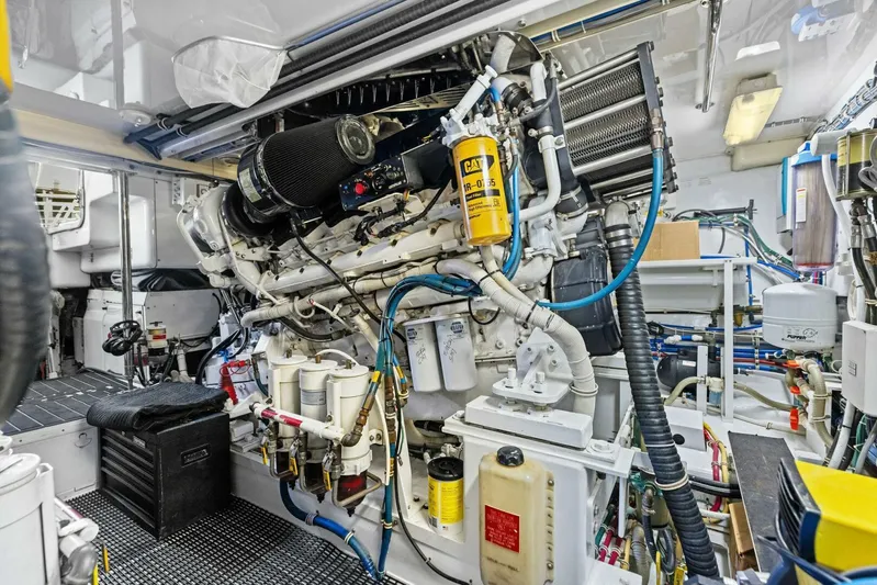 Big Game Yacht Photos Pics 2006 Hatteras 68 CNV Big Game