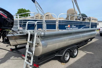 Sun Tracker SportFish 22 DLX