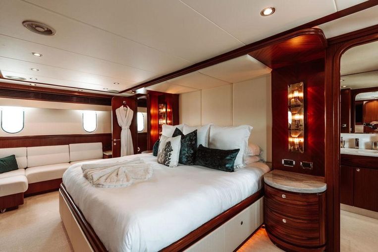 2006-108-hargrave-108-raised-pilothouse