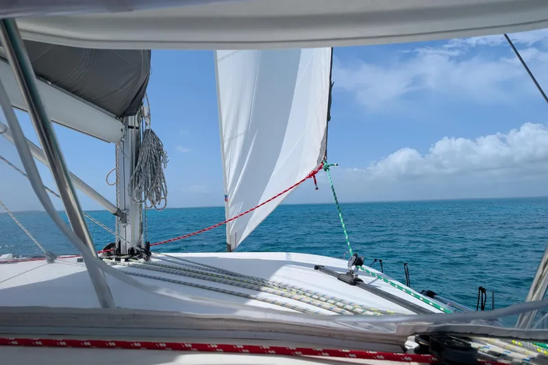 Changing Keys Yacht Photos Pics Sailing on a 2020 Leopard 40 catamaran, clear blue ocean and sky in view.