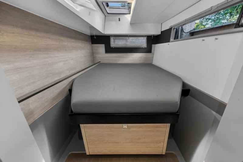 Changing Keys Yacht Photos Pics Modern bedroom interior in 2020 Leopard 40 yacht with skylight and sleek design.