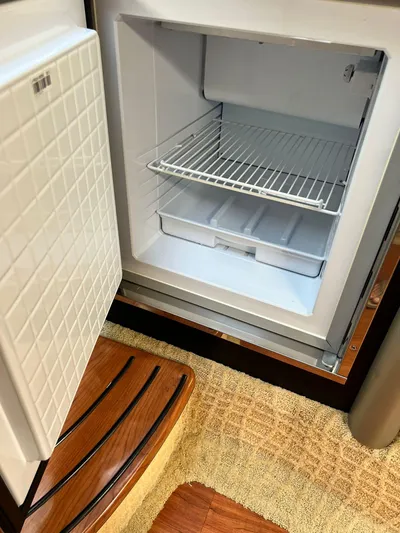  Yacht Photos Pics Open refrigerator in 2008 Formula 400 Super Sport boat interior.