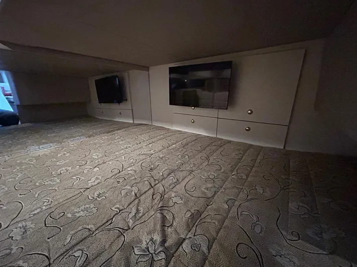 Current Asset Yacht Photos Pics Interior cabin of 2001 Formula 400 Super Sport with patterned bedding and built-in storage.