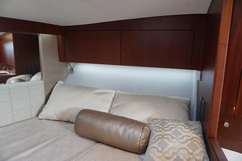  Yacht Photos Pics Luxurious bedroom in Jupiter 41 SB boat, year 2021.