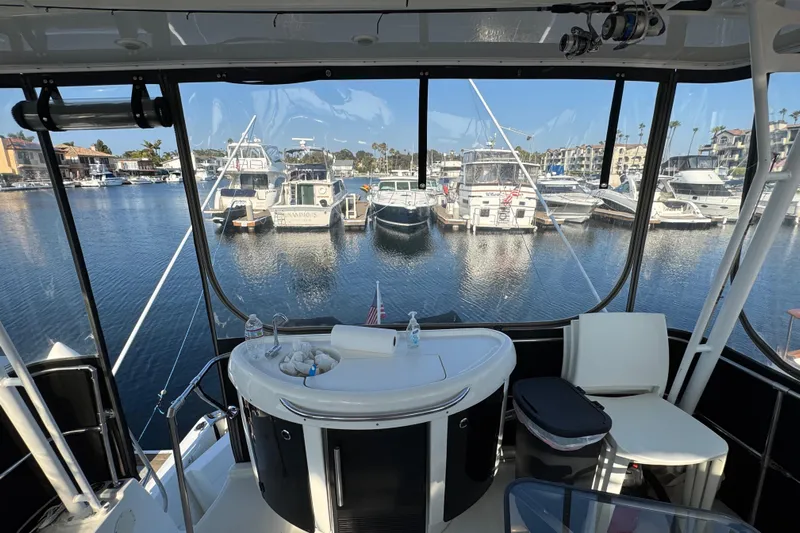 Interim Yacht Photos Pics 2001 Bayliner 4087 Aft Cabin Motoryacht interior with marina view and seating area.