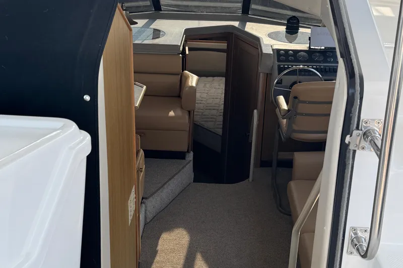Interim Yacht Photos Pics Interior view of 2001 Bayliner 4087 Aft Cabin Motoryacht, featuring helm and seating area.