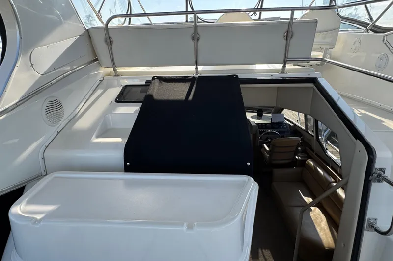 Interim Yacht Photos Pics 2001 Bayliner 4087 Aft Cabin Motoryacht interior with helm and seating area.