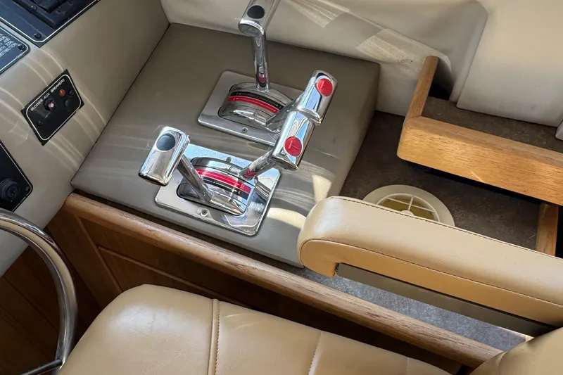 Interim Yacht Photos Pics Control panel of a 2001 Bayliner 4087 Aft Cabin Motoryacht with throttle levers.