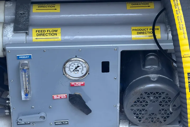 Interim Yacht Photos Pics Engine compartment of 2001 Bayliner 4087 Aft Cabin Motoryacht with pressure gauge and flow indicators.