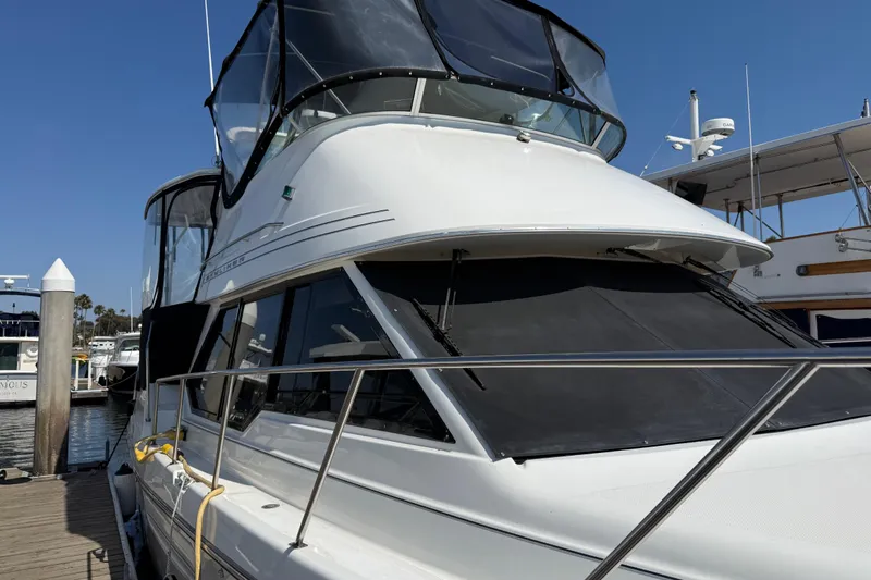 Interim Yacht Photos Pics 2001 Bayliner 4087 Aft Cabin Motoryacht docked at marina under clear blue sky.