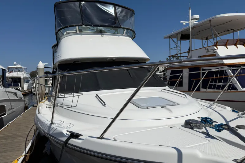 Interim Yacht Photos Pics 2001 Bayliner 4087 Aft Cabin Motoryacht docked at marina under clear blue sky.