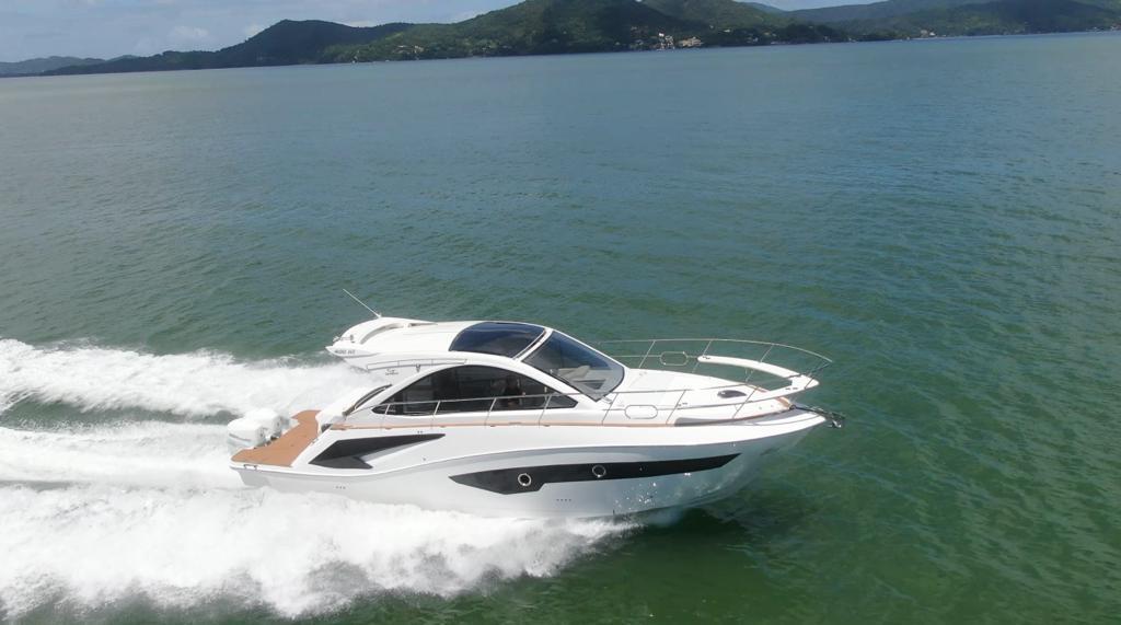 2023 Evolve 400HT yacht cruising on open water, showcasing sleek design and performance.